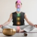 Chakras projetados em luz sobre um homem meditando. Mandalas e Chakras A Relação Entre Energia e Geometria Sagrada